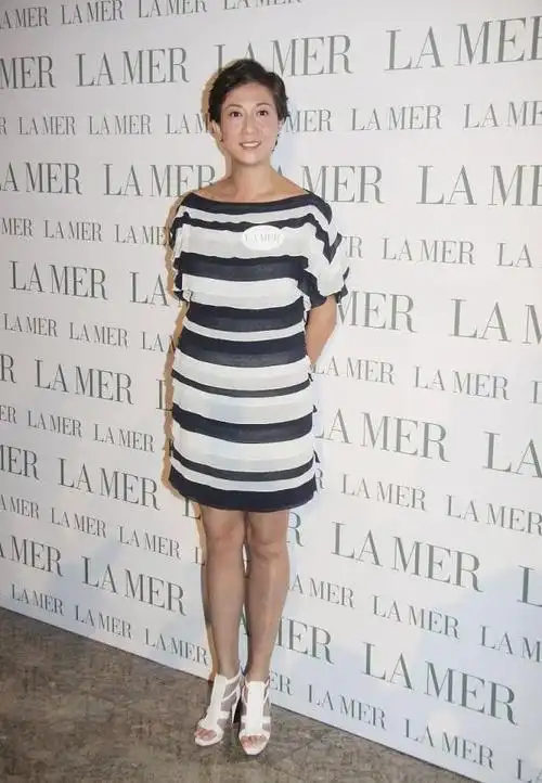 吴绮莉的身材影响力真强穿亮闪闪的抹胸裙装却没有她身材耀眼