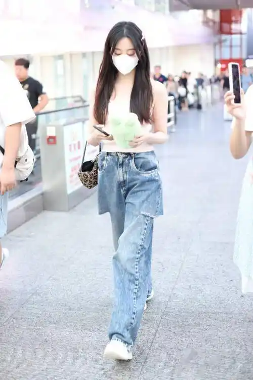 祝绪丹穿小吊带配牛仔裤现身 披肩长发点缀金属耳环气质温婉_毛绒兔