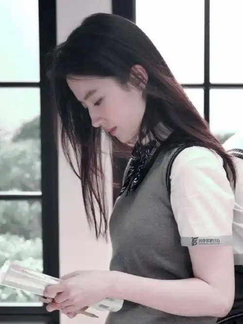 刘亦菲穿校服旧照 清纯让人心动_极酷网