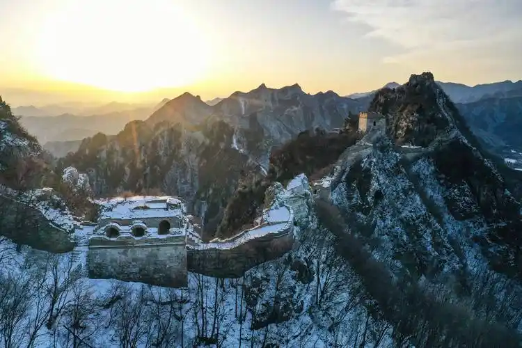 新华社记者 陈晔华 摄夕阳下的箭扣长城雪景(2月13日摄,无人机照片).