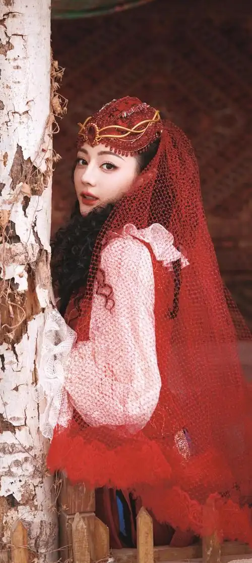 在这张美女系列壁纸中,迪丽热巴的美貌犹如一道亮丽的风景线,让人眼前