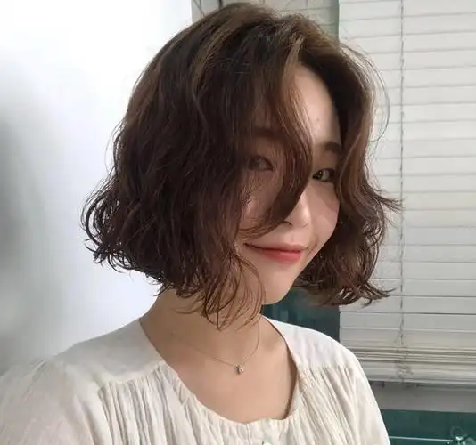 2021发型别乱剪,烫发就选卷卷烫,效果洋气又时尚