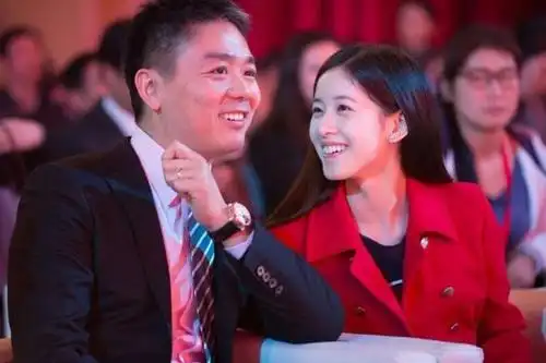 章泽天最近在与刘强东出席活动时一脸崇拜,这个表情可谓是非常萌了