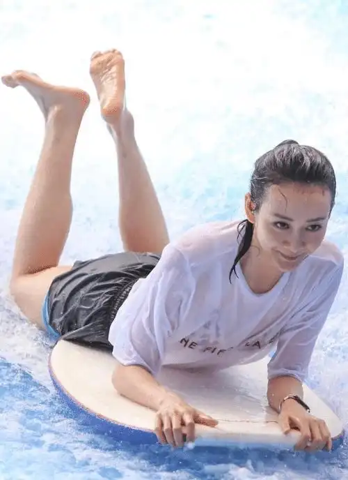 37岁王鸥有多狂放?穿"衣"直接下水,浮出水面那一刻太折磨人了!