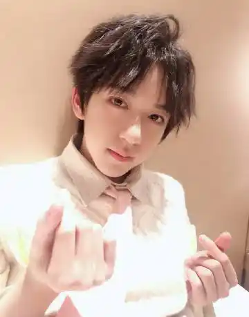 贺峻霖比心小合集爱心发射biubiubiu~@时代. 来自圈内教父 - 微博