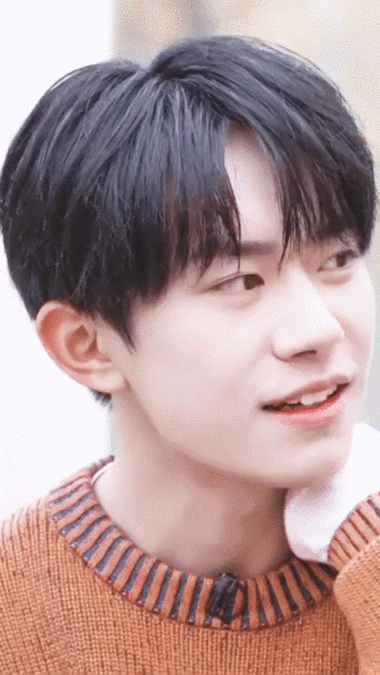 易烊千玺!gif千玺的笑