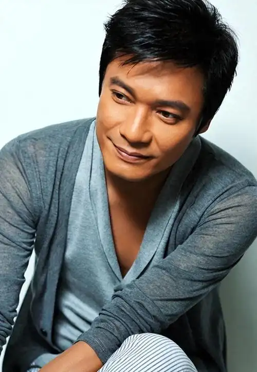 60岁罗嘉良无锡商演被指掉价,穿千元增高鞋,身材发福老态尽显