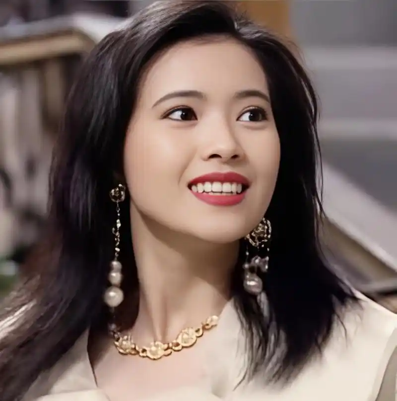 蓝洁瑛的清秀容貌和迷人微笑,成熟老练的演技令她被誉为"靓绝五台山".