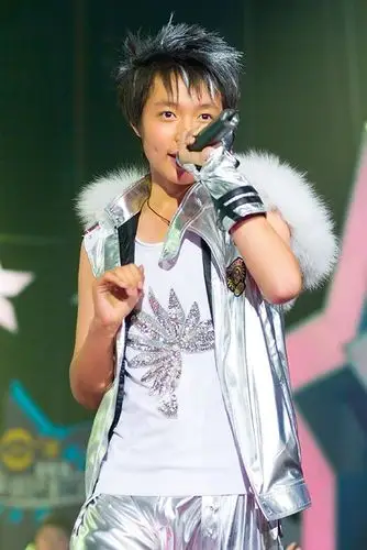 求张艺兴出道前自拍,多一点