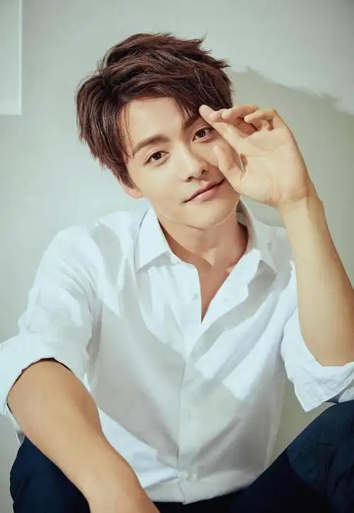 十数年过去,少女早已亭亭玉立,而作为"叔叔"的马天宇,依旧风度翩翩.