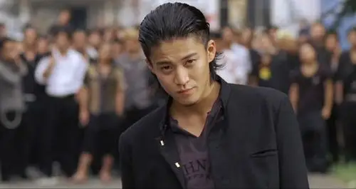 小栗旬饰演的坂田银时,整日晃晃悠悠,没正经.他成立了什么业务