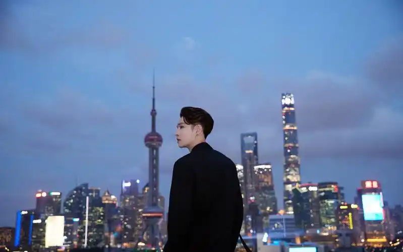 简介:张艺兴黑色西装优雅帅气写真,分享一组张艺兴图片给大家,图中的