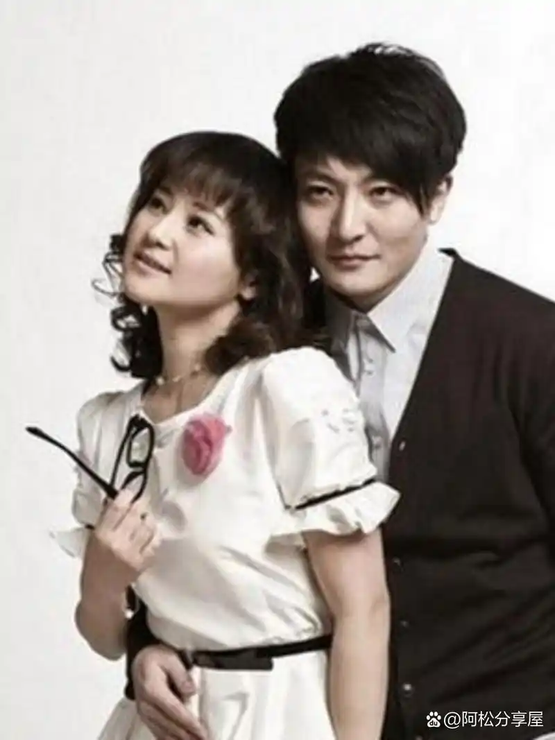 有一次,郭京飞和妻子鲍莉通电话,说:"有一个姑娘非要坐我大腿上,你不