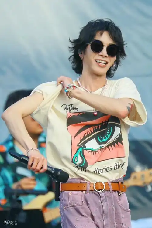 华晨宇超话好漂亮的肌肉线条(晕倒)感觉能一拳把我抡死#2023华晨宇