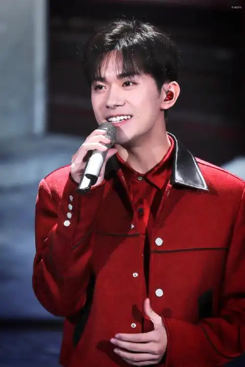 易烊千玺超话  2021 /0211 /210211  央视春晚  好烂漫的一位  #易烊