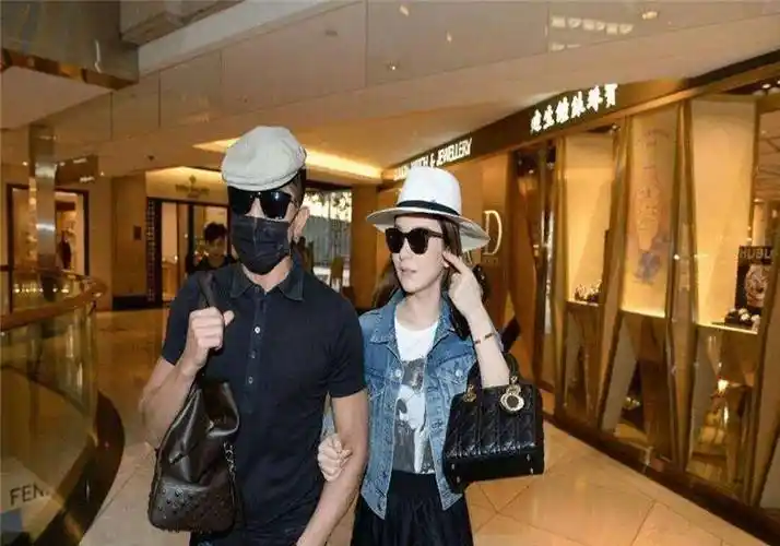 郭富城55岁了!与方媛贴脸秀恩爱,家庭幸福令人羡慕._妻子_生日_照片