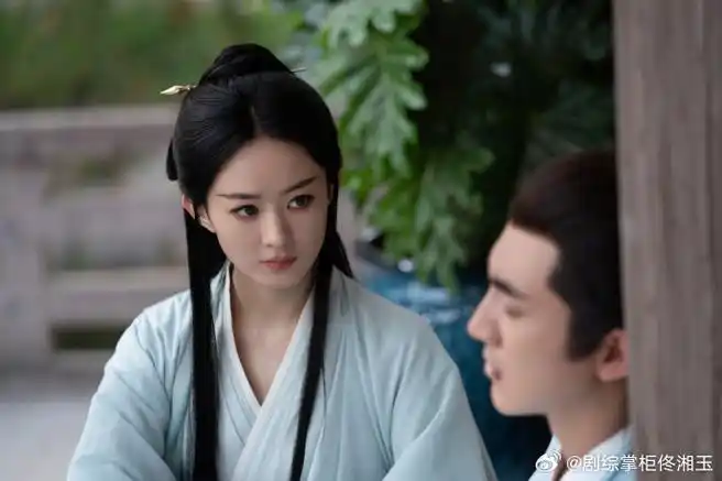 赵丽颖素衣撑伞##赵丽颖绿衣执伞剧照