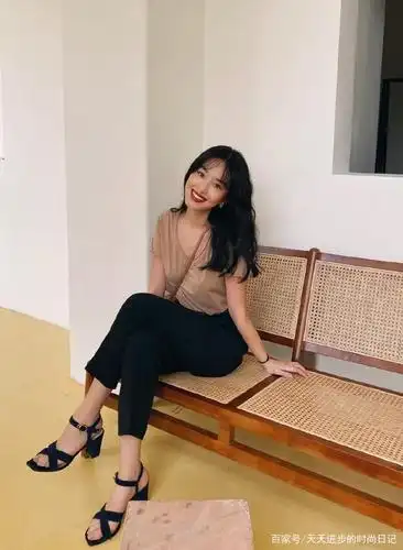 杨采钰的度假照,浅蓝色吊带露背连衣裙秀好身材,清新甜美有魅力