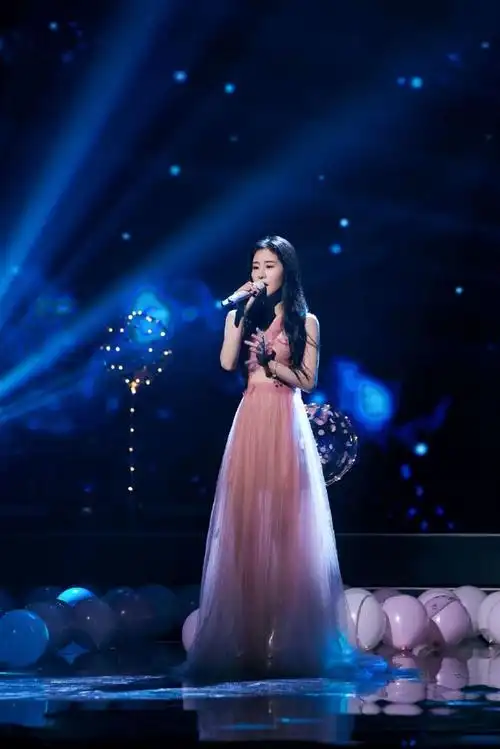 张碧晨蓝银色的海舞台氛围感#今晚,张碧晨现身广州2021奇妙漫游夜