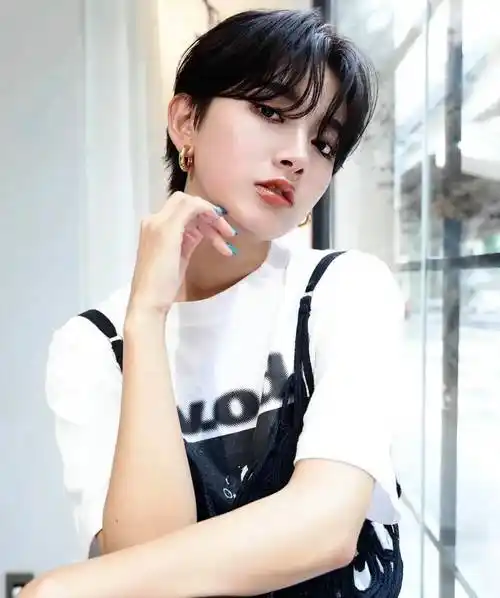 帅气中分女士短发,一看就不一样,喜欢就试试