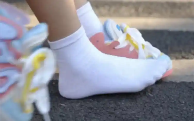 白袜运动鞋穿鞋 女高包臀裙舞蹈 cosplay光脚 白袜脱鞋游戏~2023.12.