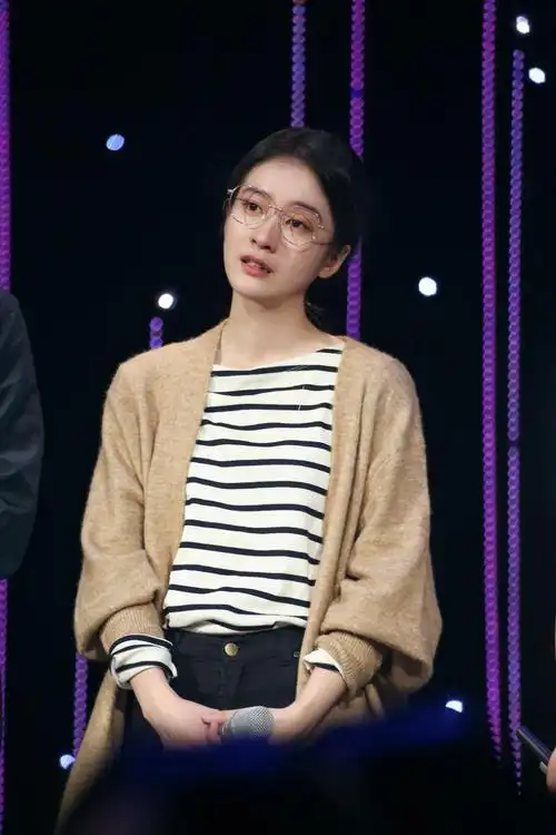 张雪迎国民度越来越高,短发搭配格子毛衫超好看,温柔风采惹人羡