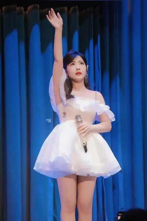 赖美云白色公主裙好漂亮