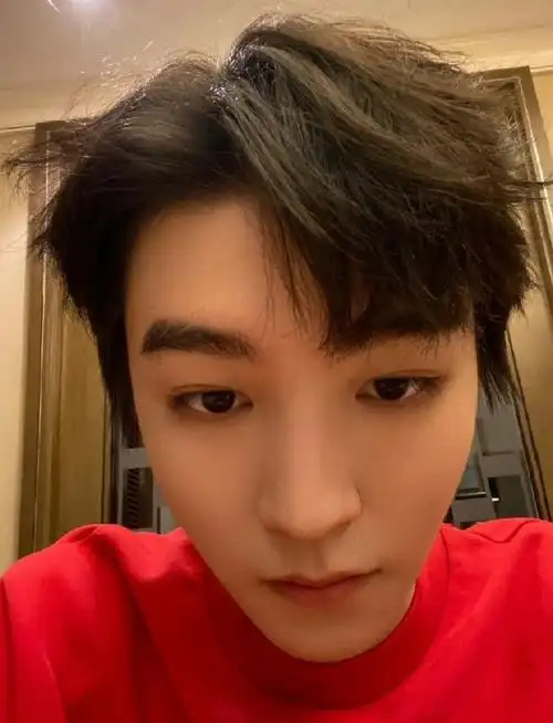 王俊凯开通微博十周年自拍视频##王俊凯画奥特曼糖画