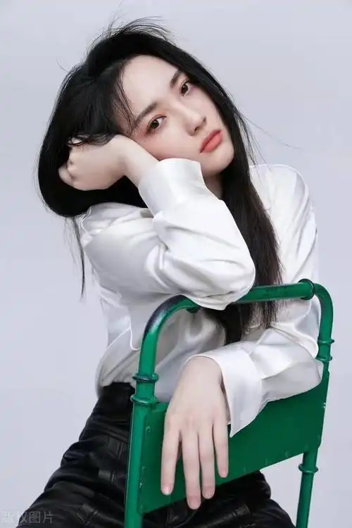 赵嘉敏写真照释出穿白色真丝衬衫齐肩长发飘逸动人