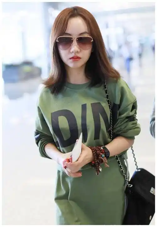 原创杨蓉是越发低调内敛了穿着简单卫衣半裙走机场女神气质遮不住