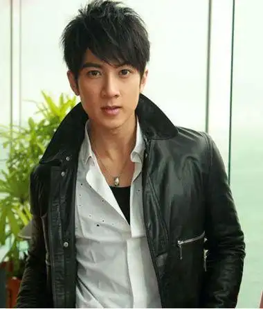 定位烫好 发根定位烫怎么打理两侧的发丝被修剪成干练清新的寸头造型