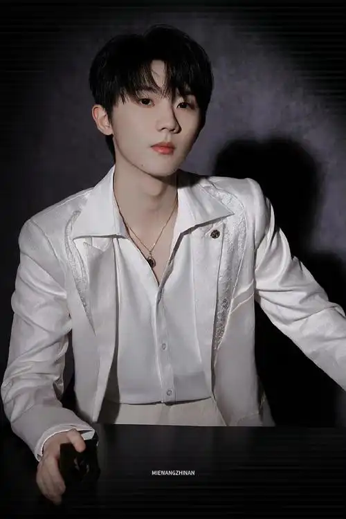 马嘉祺拿着梅花a