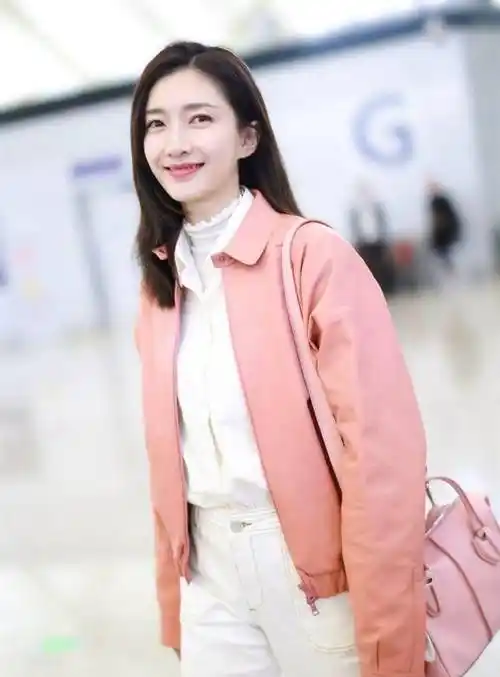 江疏影简直就是"时髦精",橘粉色外套搭白色休闲裤,尽显端庄优雅_机场