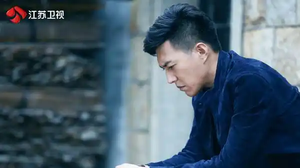 在即将播出的电视剧《我们的爱》中,男神靳东将走下神坛,饰演十分接地