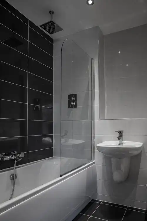 宽敞的浴室与现代浴缸和瓷砖地板