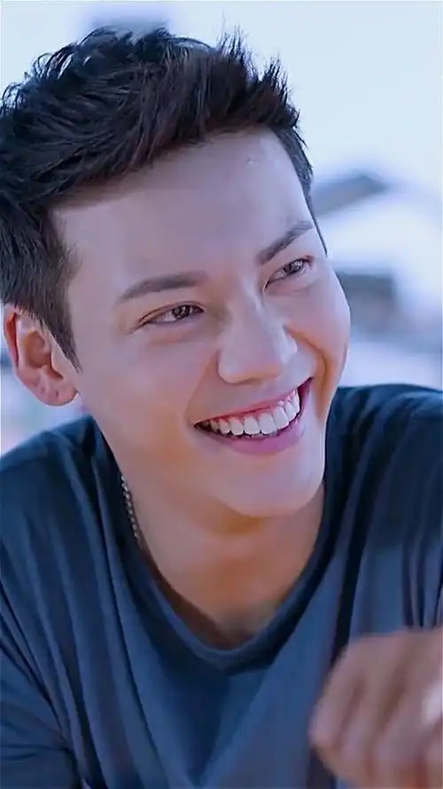 陈伟霆笑起来太可爱了,像个二百斤的孩子一样