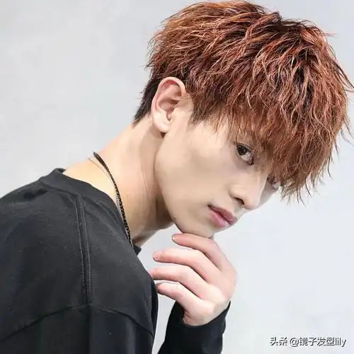 潮流烫发,最后我们聊聊男士背头,这种向后梳的露额背头发型自信又时尚