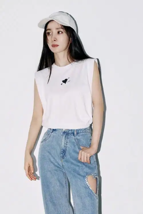 杨幂穿无袖白t 戴棒球帽清爽酷飒-时代网