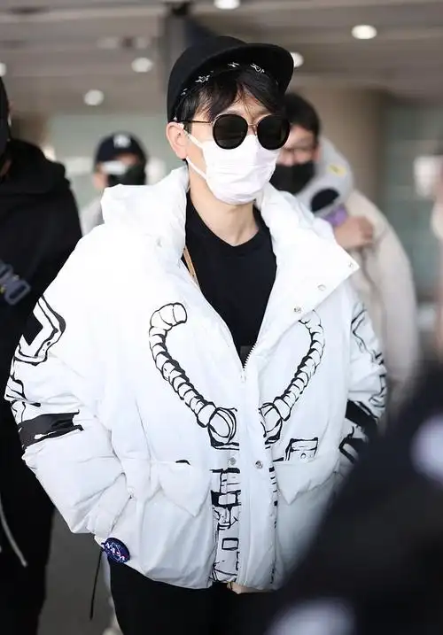 孟鹤堂黑白穿搭休闲时髦机场照图片45