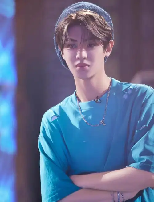 黄明昊这就是潮流红毯look77剧照帅就一个字