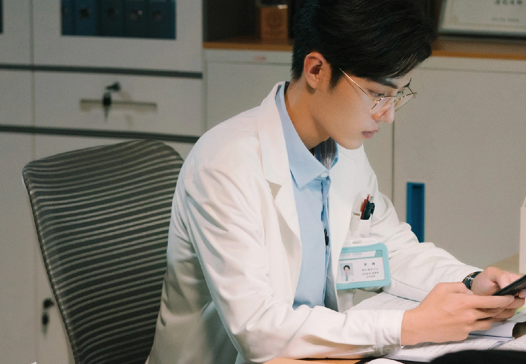 肖战余生请多指教花絮公开,摘口罩的动作和魏无羡摘面具一样唯美