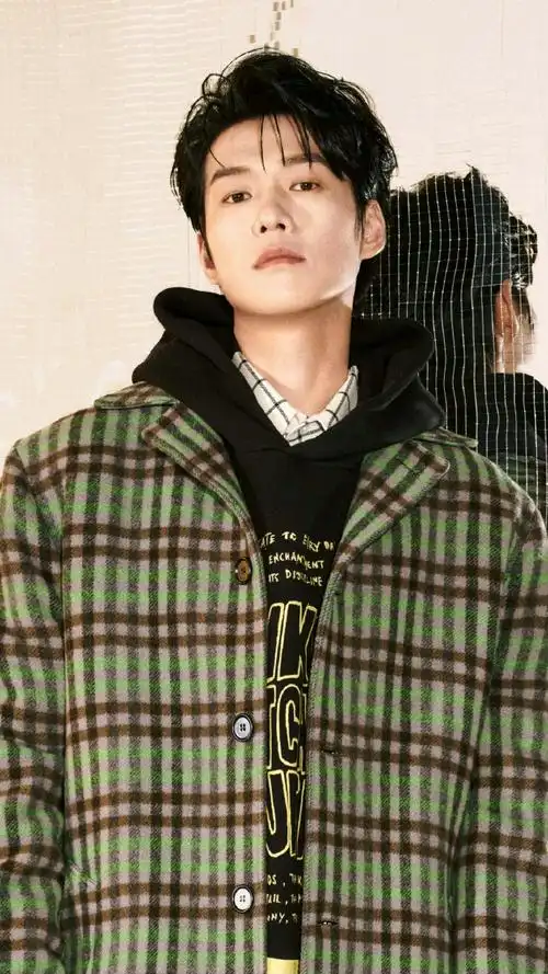 魏大勋wsj十月刊封面##魏大勋双排扣大衣封面