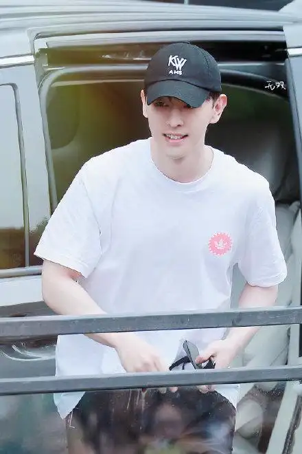 邓伦#邓伦快乐大本营#邓伦录制《快乐大本营》生图感受一下,伦哥还