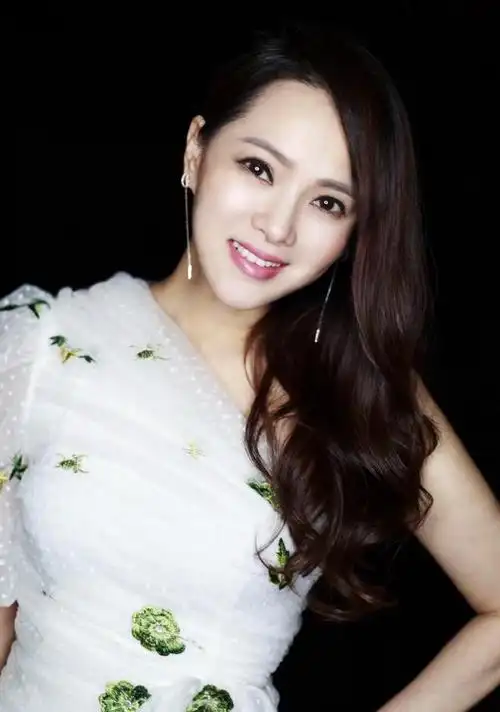 伊能静才是真"冻龄女神",50岁容颜不改,穿白色连衣裙清纯甜美