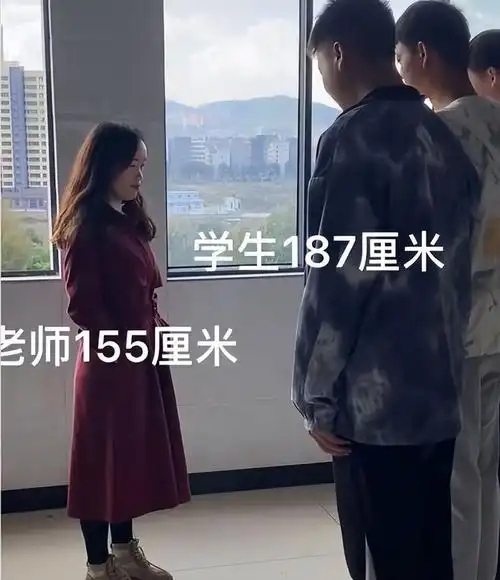 现在的学生发育有多快老师纷纷晒出训话学生照片身高差太萌了