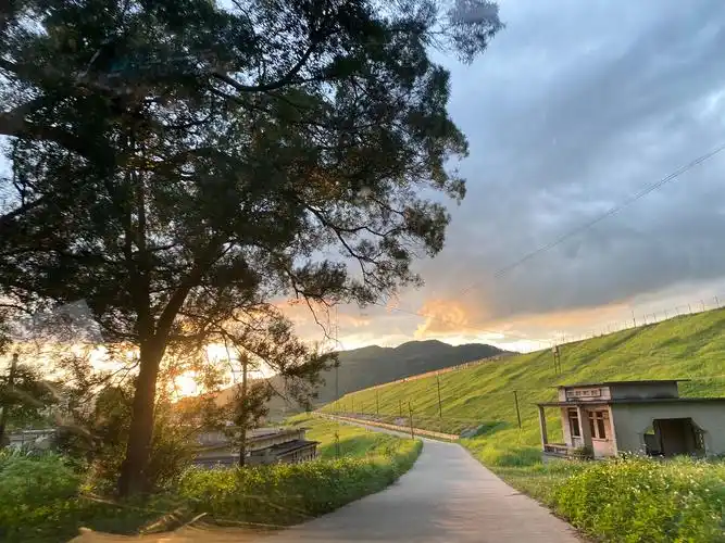 傍晚夕阳小乡村