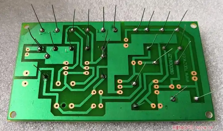 2,电阻,二极管焊好后减掉多余的引脚,焊接其他元件时也是如此