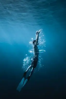 深海中潜水游泳的图片