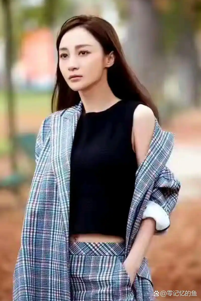 42岁姚笛还是那么美.不生孩子可惜这么好的基因了.