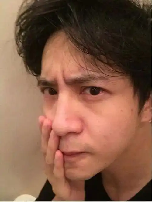 鹿晗吴亦凡的素颜与化妆之后差的好远,嘴角有些胡渣,整个人